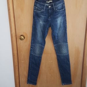Blue medium wash skinny jean.